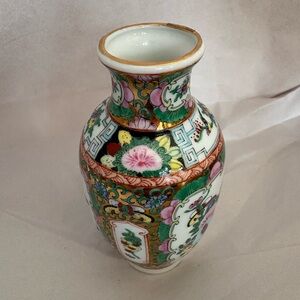 Hand-painted Chinese export porcelain vase with floral and bird motifs